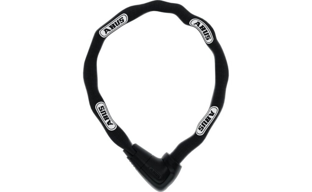 ## ABUS Steel-O-Chain XPlus 9809K/110 – Robustes Kettenschloss für hohe Sicherheit Das **ABUS Steel-O-Chain XPlus 9809K/110 Kettenschloss** ist eine robuste und vielseitige Sicherheitslösung für Fahrräder, E-Bikes, Motorräder und E-Scooter. Mit seiner **110 cm langen Vierkantkette**, dem hochwertigen **XPlus-Schließzylinder** und einem ABUS-Sicherheitslevel von **12 von 15** bietet das Schloss einen starken Schutz bei erhöhtem Diebstahlrisiko. ### Robuste 9-mm-Kette aus gehärtetem Stahl Das Herzstück des **ABUS Steel-O-Chain XPlus 9809K/110** ist die 9 mm starke Vierkantkette. Die Kette sowie das Schlossgehäuse und die tragenden Teile des Verriegelungsmechanismus bestehen aus speziell gehärtetem Stahl. Dadurch verfügt das Kettenschloss über eine solide Konstruktion, die das gewaltsame Öffnen deutlich erschwert. Die Länge von **110 cm** bietet außerdem ausreichend Spielraum, um das Fahrrad an einem festen Gegenstand anzuschließen. Gleichzeitig bleibt das Schloss vielseitig einsetzbar, beispielsweise beim sicheren Abstellen eines Fahrrads im Alltag oder beim Sichern eines hochwertigen E-Bikes. ### ABUS XPlus-Zylinder für hohen Manipulationsschutz Ein besonderes Merkmal ist der integrierte **ABUS XPlus-Zylinder**. Dieser wurde speziell entwickelt, um einen besonders hohen Schutz gegen Manipulationsversuche wie Picking zu bieten. Dadurch wird das Schloss nicht nur durch die massive Kette, sondern auch durch den hochwertigen Schließmechanismus geschützt. Zum Lieferumfang gehören **zwei Schlüssel**, sodass ein Ersatzschlüssel zur Verfügung steht. Zusätzlich verfügt das Schlüsselloch über eine automatische Abdeckung. Diese schützt den Schließbereich vor Schmutz und trägt dazu bei, das Eindringen von Feuchtigkeit und damit verbundene Korrosion zu reduzieren. ### Textilummantelung schützt den Fahrradrahmen Trotz seiner robusten Stahlkonstruktion wurde bei der Entwicklung auch auf den Schutz des Fahrrads geachtet. Deshalb ist die Stahlkette mit einem **Textilschlauch** ummantelt. Dieser schützt den Fahrradlack vor direkten Kontakten mit den Metallgliedern und sorgt gleichzeitig für eine angenehmere Handhabung. Somit verbindet das Kettenschloss eine widerstandsfähige Konstruktion mit einer fahrradfreundlichen Oberfläche. ### Für Fahrräder, E-Bikes und weitere Fahrzeuge Das **ABUS Steel-O-Chain XPlus 9809K/110** eignet sich besonders für die Sicherung hochwertiger Fahrräder und E-Bikes. ABUS empfiehlt die Serie außerdem für Motorräder und E-Scooter. Gerade bei Fahrzeugen mit höherem Anschaffungswert ist ein stabiles Schloss eine wichtige Ergänzung zu weiteren Sicherheitsmaßnahmen. Die 110-cm-Ausführung bietet dabei einen guten Kompromiss zwischen Reichweite und Handhabung. Das Schloss kann verwendet werden, um Rahmen und Laufrad beziehungsweise das Fahrzeug mit einem geeigneten festen Objekt zu verbinden. ### ABUS Sicherheitslevel 12/15 Das **Steel-O-Chain 9809K** ist mit dem **ABUS-Sicherheitslevel 12 von 15** eingestuft. Damit positioniert sich das Kettenschloss im höheren Sicherheitsbereich des ABUS-Systems und ist laut Hersteller für Situationen mit erhöhtem Diebstahlrisiko geeignet. Wichtig ist dennoch, das Fahrrad möglichst an einem stabilen und fest verankerten Gegenstand anzuschließen. Ein hochwertiges Schloss kann seine Schutzwirkung nur dann optimal entfalten, wenn auch der Anschließpunkt entsprechend stabil ist. ### Technische Daten | Eigenschaft | Details | | -------------------- | ---------------------------- | | **Modell** | ABUS Steel-O-Chain 9809K/110 | | **Schlosstyp** | Kettenschloss | | **Kettenstärke** | 9 mm | | **Kettenlänge** | 110 cm | | **Zylinder** | ABUS XPlus | | **Verschlussart** | Schlüssel | | **Anzahl Schlüssel** | 2 | | **Sicherheitslevel** | ABUS 12/15 | | **Material** | Speziell gehärteter Stahl | | **Farbe** | Schwarz | | **Alarmfunktion** | Nein | | **Gewicht** | ca. 2.524 g | | **EAN** | 4003318955495 | Die technischen Angaben entsprechen den aktuellen Herstellerdaten von ABUS. ### Fazit Das **ABUS Steel-O-Chain XPlus 9809K/110 Kettenschloss** ist eine ausgezeichnete Wahl für alle, die Wert auf eine robuste und vielseitig einsetzbare Fahrradsicherung legen. Die **9 mm starke Vierkantkette aus speziell gehärtetem Stahl**, der **ABUS XPlus-Zylinder**, die **110 cm Länge** und das **Sicherheitslevel 12/15** machen das Schloss zu einer zuverlässigen Lösung für hochwertige Fahrräder und E-Bikes. Darüber hinaus sorgt die textile Ummantelung dafür, dass der Fahrradrahmen besser vor Kratzern geschützt wird. Die automatische Schlüssellochabdeckung bietet zusätzlichen Schutz vor Schmutz und Korrosion. Wer ein solides Kettenschloss für den täglichen Einsatz, längere Abstellzeiten oder Gegenden mit erhöhtem Diebstahlrisiko sucht, findet im **ABUS Steel-O-Chain XPlus 9809K/110** eine leistungsfähige Sicherheitslösung. **Kurz gesagt:** robust, vielseitig, 110 cm lang und mit hochwertigem XPlus-Zylinder ausgestattet – ideal für die zusätzliche Absicherung von Fahrrad, E-Bike und anderen Zweirädern.