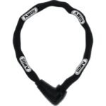 ## ABUS Steel-O-Chain XPlus 9809K/110 – Robustes Kettenschloss für hohe Sicherheit Das **ABUS Steel-O-Chain XPlus 9809K/110 Kettenschloss** ist eine robuste und vielseitige Sicherheitslösung für Fahrräder, E-Bikes, Motorräder und E-Scooter. Mit seiner **110 cm langen Vierkantkette**, dem hochwertigen **XPlus-Schließzylinder** und einem ABUS-Sicherheitslevel von **12 von 15** bietet das Schloss einen starken Schutz bei erhöhtem Diebstahlrisiko. ### Robuste 9-mm-Kette aus gehärtetem Stahl Das Herzstück des **ABUS Steel-O-Chain XPlus 9809K/110** ist die 9 mm starke Vierkantkette. Die Kette sowie das Schlossgehäuse und die tragenden Teile des Verriegelungsmechanismus bestehen aus speziell gehärtetem Stahl. Dadurch verfügt das Kettenschloss über eine solide Konstruktion, die das gewaltsame Öffnen deutlich erschwert. Die Länge von **110 cm** bietet außerdem ausreichend Spielraum, um das Fahrrad an einem festen Gegenstand anzuschließen. Gleichzeitig bleibt das Schloss vielseitig einsetzbar, beispielsweise beim sicheren Abstellen eines Fahrrads im Alltag oder beim Sichern eines hochwertigen E-Bikes. ### ABUS XPlus-Zylinder für hohen Manipulationsschutz Ein besonderes Merkmal ist der integrierte **ABUS XPlus-Zylinder**. Dieser wurde speziell entwickelt, um einen besonders hohen Schutz gegen Manipulationsversuche wie Picking zu bieten. Dadurch wird das Schloss nicht nur durch die massive Kette, sondern auch durch den hochwertigen Schließmechanismus geschützt. Zum Lieferumfang gehören **zwei Schlüssel**, sodass ein Ersatzschlüssel zur Verfügung steht. Zusätzlich verfügt das Schlüsselloch über eine automatische Abdeckung. Diese schützt den Schließbereich vor Schmutz und trägt dazu bei, das Eindringen von Feuchtigkeit und damit verbundene Korrosion zu reduzieren. ### Textilummantelung schützt den Fahrradrahmen Trotz seiner robusten Stahlkonstruktion wurde bei der Entwicklung auch auf den Schutz des Fahrrads geachtet. Deshalb ist die Stahlkette mit einem **Textilschlauch** ummantelt. Dieser schützt den Fahrradlack vor direkten Kontakten mit den Metallgliedern und sorgt gleichzeitig für eine angenehmere Handhabung. Somit verbindet das Kettenschloss eine widerstandsfähige Konstruktion mit einer fahrradfreundlichen Oberfläche. ### Für Fahrräder, E-Bikes und weitere Fahrzeuge Das **ABUS Steel-O-Chain XPlus 9809K/110** eignet sich besonders für die Sicherung hochwertiger Fahrräder und E-Bikes. ABUS empfiehlt die Serie außerdem für Motorräder und E-Scooter. Gerade bei Fahrzeugen mit höherem Anschaffungswert ist ein stabiles Schloss eine wichtige Ergänzung zu weiteren Sicherheitsmaßnahmen. Die 110-cm-Ausführung bietet dabei einen guten Kompromiss zwischen Reichweite und Handhabung. Das Schloss kann verwendet werden, um Rahmen und Laufrad beziehungsweise das Fahrzeug mit einem geeigneten festen Objekt zu verbinden. ### ABUS Sicherheitslevel 12/15 Das **Steel-O-Chain 9809K** ist mit dem **ABUS-Sicherheitslevel 12 von 15** eingestuft. Damit positioniert sich das Kettenschloss im höheren Sicherheitsbereich des ABUS-Systems und ist laut Hersteller für Situationen mit erhöhtem Diebstahlrisiko geeignet. Wichtig ist dennoch, das Fahrrad möglichst an einem stabilen und fest verankerten Gegenstand anzuschließen. Ein hochwertiges Schloss kann seine Schutzwirkung nur dann optimal entfalten, wenn auch der Anschließpunkt entsprechend stabil ist. ### Technische Daten | Eigenschaft | Details | | -------------------- | ---------------------------- | | **Modell** | ABUS Steel-O-Chain 9809K/110 | | **Schlosstyp** | Kettenschloss | | **Kettenstärke** | 9 mm | | **Kettenlänge** | 110 cm | | **Zylinder** | ABUS XPlus | | **Verschlussart** | Schlüssel | | **Anzahl Schlüssel** | 2 | | **Sicherheitslevel** | ABUS 12/15 | | **Material** | Speziell gehärteter Stahl | | **Farbe** | Schwarz | | **Alarmfunktion** | Nein | | **Gewicht** | ca. 2.524 g | | **EAN** | 4003318955495 | Die technischen Angaben entsprechen den aktuellen Herstellerdaten von ABUS. ### Fazit Das **ABUS Steel-O-Chain XPlus 9809K/110 Kettenschloss** ist eine ausgezeichnete Wahl für alle, die Wert auf eine robuste und vielseitig einsetzbare Fahrradsicherung legen. Die **9 mm starke Vierkantkette aus speziell gehärtetem Stahl**, der **ABUS XPlus-Zylinder**, die **110 cm Länge** und das **Sicherheitslevel 12/15** machen das Schloss zu einer zuverlässigen Lösung für hochwertige Fahrräder und E-Bikes. Darüber hinaus sorgt die textile Ummantelung dafür, dass der Fahrradrahmen besser vor Kratzern geschützt wird. Die automatische Schlüssellochabdeckung bietet zusätzlichen Schutz vor Schmutz und Korrosion. Wer ein solides Kettenschloss für den täglichen Einsatz, längere Abstellzeiten oder Gegenden mit erhöhtem Diebstahlrisiko sucht, findet im **ABUS Steel-O-Chain XPlus 9809K/110** eine leistungsfähige Sicherheitslösung. **Kurz gesagt:** robust, vielseitig, 110 cm lang und mit hochwertigem XPlus-Zylinder ausgestattet – ideal für die zusätzliche Absicherung von Fahrrad, E-Bike und anderen Zweirädern.