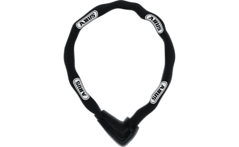## ABUS Steel-O-Chain XPlus 9809K/110 – Robustes Kettenschloss für hohe Sicherheit Das **ABUS Steel-O-Chain XPlus 9809K/110 Kettenschloss** ist eine robuste und vielseitige Sicherheitslösung für Fahrräder, E-Bikes, Motorräder und E-Scooter. Mit seiner **110 cm langen Vierkantkette**, dem hochwertigen **XPlus-Schließzylinder** und einem ABUS-Sicherheitslevel von **12 von 15** bietet das Schloss einen starken Schutz bei erhöhtem Diebstahlrisiko. ### Robuste 9-mm-Kette aus gehärtetem Stahl Das Herzstück des **ABUS Steel-O-Chain XPlus 9809K/110** ist die 9 mm starke Vierkantkette. Die Kette sowie das Schlossgehäuse und die tragenden Teile des Verriegelungsmechanismus bestehen aus speziell gehärtetem Stahl. Dadurch verfügt das Kettenschloss über eine solide Konstruktion, die das gewaltsame Öffnen deutlich erschwert. Die Länge von **110 cm** bietet außerdem ausreichend Spielraum, um das Fahrrad an einem festen Gegenstand anzuschließen. Gleichzeitig bleibt das Schloss vielseitig einsetzbar, beispielsweise beim sicheren Abstellen eines Fahrrads im Alltag oder beim Sichern eines hochwertigen E-Bikes. ### ABUS XPlus-Zylinder für hohen Manipulationsschutz Ein besonderes Merkmal ist der integrierte **ABUS XPlus-Zylinder**. Dieser wurde speziell entwickelt, um einen besonders hohen Schutz gegen Manipulationsversuche wie Picking zu bieten. Dadurch wird das Schloss nicht nur durch die massive Kette, sondern auch durch den hochwertigen Schließmechanismus geschützt. Zum Lieferumfang gehören **zwei Schlüssel**, sodass ein Ersatzschlüssel zur Verfügung steht. Zusätzlich verfügt das Schlüsselloch über eine automatische Abdeckung. Diese schützt den Schließbereich vor Schmutz und trägt dazu bei, das Eindringen von Feuchtigkeit und damit verbundene Korrosion zu reduzieren. ### Textilummantelung schützt den Fahrradrahmen Trotz seiner robusten Stahlkonstruktion wurde bei der Entwicklung auch auf den Schutz des Fahrrads geachtet. Deshalb ist die Stahlkette mit einem **Textilschlauch** ummantelt. Dieser schützt den Fahrradlack vor direkten Kontakten mit den Metallgliedern und sorgt gleichzeitig für eine angenehmere Handhabung. Somit verbindet das Kettenschloss eine widerstandsfähige Konstruktion mit einer fahrradfreundlichen Oberfläche. ### Für Fahrräder, E-Bikes und weitere Fahrzeuge Das **ABUS Steel-O-Chain XPlus 9809K/110** eignet sich besonders für die Sicherung hochwertiger Fahrräder und E-Bikes. ABUS empfiehlt die Serie außerdem für Motorräder und E-Scooter. Gerade bei Fahrzeugen mit höherem Anschaffungswert ist ein stabiles Schloss eine wichtige Ergänzung zu weiteren Sicherheitsmaßnahmen. Die 110-cm-Ausführung bietet dabei einen guten Kompromiss zwischen Reichweite und Handhabung. Das Schloss kann verwendet werden, um Rahmen und Laufrad beziehungsweise das Fahrzeug mit einem geeigneten festen Objekt zu verbinden. ### ABUS Sicherheitslevel 12/15 Das **Steel-O-Chain 9809K** ist mit dem **ABUS-Sicherheitslevel 12 von 15** eingestuft. Damit positioniert sich das Kettenschloss im höheren Sicherheitsbereich des ABUS-Systems und ist laut Hersteller für Situationen mit erhöhtem Diebstahlrisiko geeignet. Wichtig ist dennoch, das Fahrrad möglichst an einem stabilen und fest verankerten Gegenstand anzuschließen. Ein hochwertiges Schloss kann seine Schutzwirkung nur dann optimal entfalten, wenn auch der Anschließpunkt entsprechend stabil ist. ### Technische Daten | Eigenschaft | Details | | -------------------- | ---------------------------- | | **Modell** | ABUS Steel-O-Chain 9809K/110 | | **Schlosstyp** | Kettenschloss | | **Kettenstärke** | 9 mm | | **Kettenlänge** | 110 cm | | **Zylinder** | ABUS XPlus | | **Verschlussart** | Schlüssel | | **Anzahl Schlüssel** | 2 | | **Sicherheitslevel** | ABUS 12/15 | | **Material** | Speziell gehärteter Stahl | | **Farbe** | Schwarz | | **Alarmfunktion** | Nein | | **Gewicht** | ca. 2.524 g | | **EAN** | 4003318955495 | Die technischen Angaben entsprechen den aktuellen Herstellerdaten von ABUS. ### Fazit Das **ABUS Steel-O-Chain XPlus 9809K/110 Kettenschloss** ist eine ausgezeichnete Wahl für alle, die Wert auf eine robuste und vielseitig einsetzbare Fahrradsicherung legen. Die **9 mm starke Vierkantkette aus speziell gehärtetem Stahl**, der **ABUS XPlus-Zylinder**, die **110 cm Länge** und das **Sicherheitslevel 12/15** machen das Schloss zu einer zuverlässigen Lösung für hochwertige Fahrräder und E-Bikes. Darüber hinaus sorgt die textile Ummantelung dafür, dass der Fahrradrahmen besser vor Kratzern geschützt wird. Die automatische Schlüssellochabdeckung bietet zusätzlichen Schutz vor Schmutz und Korrosion. Wer ein solides Kettenschloss für den täglichen Einsatz, längere Abstellzeiten oder Gegenden mit erhöhtem Diebstahlrisiko sucht, findet im **ABUS Steel-O-Chain XPlus 9809K/110** eine leistungsfähige Sicherheitslösung. **Kurz gesagt:** robust, vielseitig, 110 cm lang und mit hochwertigem XPlus-Zylinder ausgestattet – ideal für die zusätzliche Absicherung von Fahrrad, E-Bike und anderen Zweirädern.