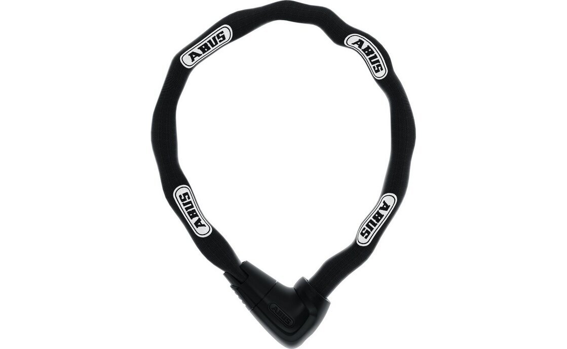 1655460_12891606 ## ABUS Steel-O-Chain XPlus 9809K/110 – Robustes Kettenschloss für hohe Sicherheit Das **ABUS Steel-O-Chain XPlus 9809K/110 Kettenschloss** ist eine robuste und vielseitige Sicherheitslösung für Fahrräder, E-Bikes, Motorräder und E-Scooter. Mit seiner **110 cm langen Vierkantkette**, dem hochwertigen **XPlus-Schließzylinder** und einem ABUS-Sicherheitslevel von **12 von 15** bietet das Schloss einen starken Schutz bei erhöhtem Diebstahlrisiko. ### Robuste 9-mm-Kette aus gehärtetem Stahl Das Herzstück des **ABUS Steel-O-Chain XPlus 9809K/110** ist die 9 mm starke Vierkantkette. Die Kette sowie das Schlossgehäuse und die tragenden Teile des Verriegelungsmechanismus bestehen aus speziell gehärtetem Stahl. Dadurch verfügt das Kettenschloss über eine solide Konstruktion, die das gewaltsame Öffnen deutlich erschwert. Die Länge von **110 cm** bietet außerdem ausreichend Spielraum, um das Fahrrad an einem festen Gegenstand anzuschließen. Gleichzeitig bleibt das Schloss vielseitig einsetzbar, beispielsweise beim sicheren Abstellen eines Fahrrads im Alltag oder beim Sichern eines hochwertigen E-Bikes. ### ABUS XPlus-Zylinder für hohen Manipulationsschutz Ein besonderes Merkmal ist der integrierte **ABUS XPlus-Zylinder**. Dieser wurde speziell entwickelt, um einen besonders hohen Schutz gegen Manipulationsversuche wie Picking zu bieten. Dadurch wird das Schloss nicht nur durch die massive Kette, sondern auch durch den hochwertigen Schließmechanismus geschützt. Zum Lieferumfang gehören **zwei Schlüssel**, sodass ein Ersatzschlüssel zur Verfügung steht. Zusätzlich verfügt das Schlüsselloch über eine automatische Abdeckung. Diese schützt den Schließbereich vor Schmutz und trägt dazu bei, das Eindringen von Feuchtigkeit und damit verbundene Korrosion zu reduzieren. ### Textilummantelung schützt den Fahrradrahmen Trotz seiner robusten Stahlkonstruktion wurde bei der Entwicklung auch auf den Schutz des Fahrrads geachtet. Deshalb ist die Stahlkette mit einem **Textilschlauch** ummantelt. Dieser schützt den Fahrradlack vor direkten Kontakten mit den Metallgliedern und sorgt gleichzeitig für eine angenehmere Handhabung. Somit verbindet das Kettenschloss eine widerstandsfähige Konstruktion mit einer fahrradfreundlichen Oberfläche. ### Für Fahrräder, E-Bikes und weitere Fahrzeuge Das **ABUS Steel-O-Chain XPlus 9809K/110** eignet sich besonders für die Sicherung hochwertiger Fahrräder und E-Bikes. ABUS empfiehlt die Serie außerdem für Motorräder und E-Scooter. Gerade bei Fahrzeugen mit höherem Anschaffungswert ist ein stabiles Schloss eine wichtige Ergänzung zu weiteren Sicherheitsmaßnahmen. Die 110-cm-Ausführung bietet dabei einen guten Kompromiss zwischen Reichweite und Handhabung. Das Schloss kann verwendet werden, um Rahmen und Laufrad beziehungsweise das Fahrzeug mit einem geeigneten festen Objekt zu verbinden. ### ABUS Sicherheitslevel 12/15 Das **Steel-O-Chain 9809K** ist mit dem **ABUS-Sicherheitslevel 12 von 15** eingestuft. Damit positioniert sich das Kettenschloss im höheren Sicherheitsbereich des ABUS-Systems und ist laut Hersteller für Situationen mit erhöhtem Diebstahlrisiko geeignet. Wichtig ist dennoch, das Fahrrad möglichst an einem stabilen und fest verankerten Gegenstand anzuschließen. Ein hochwertiges Schloss kann seine Schutzwirkung nur dann optimal entfalten, wenn auch der Anschließpunkt entsprechend stabil ist. ### Technische Daten | Eigenschaft | Details | | -------------------- | ---------------------------- | | **Modell** | ABUS Steel-O-Chain 9809K/110 | | **Schlosstyp** | Kettenschloss | | **Kettenstärke** | 9 mm | | **Kettenlänge** | 110 cm | | **Zylinder** | ABUS XPlus | | **Verschlussart** | Schlüssel | | **Anzahl Schlüssel** | 2 | | **Sicherheitslevel** | ABUS 12/15 | | **Material** | Speziell gehärteter Stahl | | **Farbe** | Schwarz | | **Alarmfunktion** | Nein | | **Gewicht** | ca. 2.524 g | | **EAN** | 4003318955495 | Die technischen Angaben entsprechen den aktuellen Herstellerdaten von ABUS. ### Fazit Das **ABUS Steel-O-Chain XPlus 9809K/110 Kettenschloss** ist eine ausgezeichnete Wahl für alle, die Wert auf eine robuste und vielseitig einsetzbare Fahrradsicherung legen. Die **9 mm starke Vierkantkette aus speziell gehärtetem Stahl**, der **ABUS XPlus-Zylinder**, die **110 cm Länge** und das **Sicherheitslevel 12/15** machen das Schloss zu einer zuverlässigen Lösung für hochwertige Fahrräder und E-Bikes. Darüber hinaus sorgt die textile Ummantelung dafür, dass der Fahrradrahmen besser vor Kratzern geschützt wird. Die automatische Schlüssellochabdeckung bietet zusätzlichen Schutz vor Schmutz und Korrosion. Wer ein solides Kettenschloss für den täglichen Einsatz, längere Abstellzeiten oder Gegenden mit erhöhtem Diebstahlrisiko sucht, findet im **ABUS Steel-O-Chain XPlus 9809K/110** eine leistungsfähige Sicherheitslösung. **Kurz gesagt:** robust, vielseitig, 110 cm lang und mit hochwertigem XPlus-Zylinder ausgestattet – ideal für die zusätzliche Absicherung von Fahrrad, E-Bike und anderen Zweirädern.