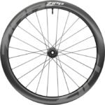 ## Zipp 303 S Disc CL 28 Zoll Hinterrad – Tubeless-Laufrad mit SRAM XDR Das **Zipp 303 S Disc CL 28 Zoll Hinterrad, Tubeless SRAM XDR** ist ein modernes und leistungsorientiertes Hinterrad für Rennräder mit Scheibenbremsen. Es wurde entwickelt, um Geschwindigkeit, Effizienz und Fahrkomfort miteinander zu verbinden. Besonders auf langen Straßenfahrten, schnellen Trainingsrunden und abwechslungsreichen Strecken spielt das Laufrad seine Stärken aus. Dank der hochwertigen Konstruktion und der Möglichkeit, das Laufrad **tubeless** zu fahren, bietet das Zipp 303 S eine interessante Lösung für anspruchsvolle Rennradfahrer. Gleichzeitig sorgt die moderne Laufradtechnologie für ein ausgewogenes Verhältnis zwischen geringem Gewicht, Stabilität und Alltagstauglichkeit. ### Aerodynamisches und modernes Laufraddesign Das Zipp 303 S Disc CL Hinterrad wurde mit Blick auf effizientes Fahren entwickelt. Das Laufrad besitzt eine moderne Felgenkonstruktion, die eine gute Kombination aus Aerodynamik und geringem Rollwiderstand ermöglicht. Dadurch eignet es sich sowohl für sportliche Fahrten als auch für längere Touren. Die **28-Zoll-Ausführung** entspricht dem gängigen Laufradformat moderner Rennräder und ermöglicht ein direktes sowie kontrolliertes Fahrverhalten. Gerade bei höheren Geschwindigkeiten und längeren Distanzen profitieren Fahrer von der ausgewogenen Konstruktion des Laufrads. Darüber hinaus sorgt die Scheibenbremsen-Kompatibilität für eine zuverlässige und präzise Bremsleistung. Das ist besonders bei Abfahrten, wechselnden Wetterbedingungen und anspruchsvollen Strecken von Vorteil. ### Tubeless-Technologie für mehr Fahrkomfort Ein wesentlicher Vorteil des **Zipp 303 S Disc CL** ist die Tubeless-Kompatibilität. Bei Verwendung eines geeigneten Tubeless-Reifens kann auf einen klassischen Schlauch verzichtet werden. Dadurch lassen sich Reifen mit einem niedrigeren Luftdruck fahren, was den Fahrkomfort auf unterschiedlichen Straßenoberflächen verbessern kann. Außerdem kann ein passendes Tubeless-System dazu beitragen, den Rollwiderstand zu reduzieren. Gleichzeitig bietet es einen zusätzlichen Schutz vor klassischen Schlauchpannen durch Durchstiche. Für Fahrer, die Wert auf Komfort und Performance legen, ist diese Technologie deshalb besonders interessant. ### SRAM XDR Freilaufkörper Das Hinterrad ist mit einem **SRAM XDR-Freilaufkörper** ausgestattet. Dadurch ist es für entsprechende SRAM-Kassetten ausgelegt und bietet eine moderne Basis für leistungsorientierte Rennrad-Antriebe. Der XDR-Standard ermöglicht die Verwendung kompatibler Kassetten mit einer breiten Übersetzungsbandbreite. Damit lässt sich der Antrieb je nach Einsatzbereich auf schnelle flache Strecken, lange Anstiege oder abwechslungsreiche Touren abstimmen. ### Disc- und Center-Lock-Kompatibilität Das Zipp 303 S Hinterrad ist für Rennräder mit **Scheibenbremsen** konzipiert. Die Disc-Technologie bietet eine präzise Dosierung der Bremskraft und sorgt für zuverlässige Verzögerung. Die Bezeichnung **CL** steht für die Center-Lock-Aufnahme der Bremsscheibe. Dadurch lässt sich eine kompatible Center-Lock-Bremsscheibe einfach am Laufrad montieren. Vor dem Kauf sollte dennoch geprüft werden, ob Achsstandard, Kassette und Bremsscheibe mit dem vorhandenen Fahrrad kompatibel sind. ### Vielseitig einsetzbar Das **Zipp 303 S Disc CL 28 Zoll Hinterrad** eignet sich hervorragend für sportliche Rennradfahrer, ambitionierte Hobbyfahrer und alle, die ihr Fahrrad mit einem modernen und leistungsfähigen Laufrad aufwerten möchten. Ob schnelle Trainingsrunde, lange Wochenendtour oder anspruchsvolle Strecke mit zahlreichen Höhenmetern – das Zipp 303 S bietet eine vielseitige Grundlage für unterschiedliche Einsatzbereiche. Besonders die Kombination aus Tubeless-Technologie, moderner Felgenkonstruktion und SRAM-XDR-Freilauf macht das Hinterrad zu einer interessanten Wahl für moderne Rennrad-Setups. ### Hochwertige Zipp-Qualität Zipp ist für hochwertige Laufräder bekannt, die auf die Anforderungen sportlicher Radfahrer abgestimmt sind. Das 303-S-Modell verbindet diese sportliche Ausrichtung mit einer vergleichsweise unkomplizierten Alltagstauglichkeit. Die Konstruktion wurde darauf ausgelegt, ein direktes Fahrgefühl zu vermitteln und gleichzeitig einen hohen Komfort auf unterschiedlichen Straßenbelägen zu ermöglichen. Dadurch eignet sich das Laufrad nicht nur für reine Wettkampfeinsätze, sondern auch für intensive Trainingseinheiten und lange Ausfahrten. ### Fazit Das **Zipp 303 S Disc CL 28 Zoll Hinterrad, Tubeless SRAM XDR** ist eine moderne und vielseitige Wahl für Rennradfahrer, die Wert auf Performance, Komfort und eine zeitgemäße Ausstattung legen. Die **28-Zoll-Laufradgröße**, die **Tubeless-Kompatibilität**, die **Scheibenbremsen-Ausführung** und der **SRAM-XDR-Freilaufkörper** machen es zu einer attraktiven Ergänzung für kompatible Rennräder. Wer sein Fahrrad mit einem hochwertigen Hinterrad für schnelle Trainingsfahrten, lange Touren und sportliche Einsätze ausstatten möchte, erhält mit dem Zipp 303 S eine leistungsorientierte Lösung mit moderner Technologie. **Wichtiger Hinweis:** Vor der Montage sollten die Kompatibilität mit dem Fahrrad, der Achsstandard, die Anzahl und Art der Speichen, die verwendete SRAM-XDR-Kassette sowie die passende Center-Lock-Bremsscheibe überprüft werden. Für die Tubeless-Nutzung müssen kompatible Reifen, Felgenband und Dichtmilch entsprechend den Herstellerangaben verwendet werden.