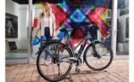 ## TRELOCK FS 480/130 COPS L / X-MOVE Faltschloss Das **TRELOCK FS 480/130 COPS L / X-MOVE Faltschloss** ist ein robustes und vielseitiges Fahrradschloss für alle, die ihr Fahrrad oder E-Bike im Alltag zuverlässig sichern möchten. Mit einer Länge von **130 cm** bietet das Faltschloss ausreichend Spielraum, um das Fahrrad bequem an festen Gegenständen wie Fahrradständern, Laternen oder geeigneten Fahrradparkplätzen anzuschließen. Die lange Ausführung ist außerdem besonders praktisch, wenn mehrere Fahrräder miteinander gesichert werden sollen. ### Hohe Sicherheit durch gehärteten Stahl Ein zentraler Bestandteil des FS 480 COPS L sind die Schließstäbe aus **gehärtetem Stahl**. Die einzelnen Elemente lassen sich platzsparend zusammenfalten und bei Bedarf auf eine Länge von bis zu 130 cm ausklappen. Dadurch kombiniert das Schloss eine kompakte Transportform mit einer großzügigen Reichweite beim Abschließen. Für zusätzlichen Schutz sind die Schließstäbe mit einer **gummierten Oberfläche** versehen. Diese schützt nicht nur die einzelnen Elemente, sondern hilft auch dabei, den Fahrradrahmen vor Kratzern und Beschädigungen während des Anschließens zu bewahren. ### TRELOCK Security Level 12 Das **FS 480 COPS L** verfügt laut aktueller Produktseite über die **TRELOCK Sicherheitsstufe 12**. Außerdem ist das Schloss nach **Varefakta** und **Sold Secure Bronze** zertifiziert. Damit eignet es sich insbesondere für die Sicherung von Fahrrädern und E-Bikes im täglichen Gebrauch. Dank seiner Konstruktion ist das Faltschloss auch für **E-Bikes geeignet**. Die Kombination aus gehärtetem Stahl, geschütztem Schließzylinder und stabilem Faltschlossdesign bietet eine praktische Sicherheitslösung für den Alltag. ### 360° drehbarer Schlosskopf Für eine komfortable Bedienung verfügt das FS 480 COPS L über einen **um 360° drehbaren Schließbereich am Schlosskopf**. Dadurch lässt sich das Schloss beim Anschließen flexibler positionieren. Besonders wenn der verfügbare Platz am Fahrradständer begrenzt ist, kann diese Konstruktion die Handhabung erleichtern. Der **IN-X®-Zylinder** wird durch eine Schutzkappe vor Staub und Schmutz geschützt. Zusätzlich verfügt das Schloss über einen **Wendeschlüssel**, der beidseitig verwendet werden kann und dadurch das Einführen in den Zylinder erleichtert. Im Lieferumfang sind **zwei Schlüssel** enthalten. ### Praktische X-MOVE-Halterung Ein weiterer Vorteil ist die mitgelieferte **X-MOVE-Halterung**. Sie wurde entwickelt, um das zusammengefaltete Schloss sicher am Fahrrad zu transportieren und störendes Klappern beziehungsweise Rütteln während der Fahrt zu reduzieren. Die Halterung kann an vorhandenen **Flaschenhalteraufnahmen** montiert werden. Alternativ ist eine Befestigung am Rahmen mit Straps möglich. Dadurch lässt sich die Transportlösung an unterschiedliche Fahrradtypen anpassen. ### Kompakt beim Transport Obwohl das Schloss im ausgeklappten Zustand eine Länge von 130 cm erreicht, lässt es sich für den Transport kompakt zusammenfalten. Die offizielle Produktangabe nennt eine Transportgröße von etwa **220 × 80 × 45 mm**. Das macht das FS 480 COPS L zu einer interessanten Alternative für Radfahrer, die eine größere Reichweite beim Anschließen benötigen, ohne ein langes Bügelschloss oder eine schwere Kette mitführen zu wollen. Das angegebene Produktgewicht beträgt rund **1.575 g**. Damit richtet sich das Schloss vor allem an Nutzer, für die ein hohes Maß an Sicherheit wichtiger ist als ein möglichst geringes Transportgewicht. ### Geeignet für Alltag und E-Bike Das **TRELOCK FS 480/130 COPS L / X-MOVE** eignet sich hervorragend für den täglichen Einsatz in der Stadt, auf dem Weg zur Arbeit, beim Einkauf oder während einer Fahrradtour. Die Länge von 130 cm erleichtert das Anschließen an feste Gegenstände und bietet zusätzliche Flexibilität bei der Wahl des Abstellplatzes. Auch für E-Bikes stellt das Faltschloss eine geeignete Lösung dar. Gerade bei hochwertigen Fahrrädern und E-Bikes ist eine zuverlässige Sicherung wichtig, wenn das Fahrrad vorübergehend unbeaufsichtigt bleibt. ### Schutz des Schließzylinders Neben den stabilen Schließstäben wurde auch der Schließmechanismus auf eine praktische Nutzung im Alltag ausgelegt. Der **IN-X®-Zylinder** ist mit einer Schutzkappe ausgestattet, die ihn vor Staub und Schmutz schützt. Zusätzlich bietet das Schloss einen **Aufbohrschutz**. Diese Eigenschaften tragen dazu bei, den Schließmechanismus auch bei regelmäßiger Nutzung zuverlässig funktionsfähig zu halten. ### Technische Daten * **Modell:** TRELOCK FS 480 COPS L / X-MOVE * **Schlossart:** Faltschloss * **Länge:** 130 cm * **Farbe:** Schwarz * **Material:** gehärteter Stahl * **Schließstäbe:** gummiert * **Sicherheitsstufe:** 12 * **Zylinder:** IN-X® * **Schließmechanismus:** Schlüssel * **Schlüssel:** 2 Wendeschlüssel * **Schlosskopf:** 360° drehbarer Schließbereich * **Zylinderabdeckung:** vorhanden * **Aufbohrschutz:** vorhanden * **Halterung:** X-MOVE inklusive * **Montage:** Flaschenhalteraufnahme oder Rahmen mit Straps * **E-Bike geeignet:** Ja * **Gewicht:** ca. 1.575 g * **Transportabmessungen:** ca. 220 × 80 × 45 mm * **Zertifizierungen:** Varefakta und Sold Secure Bronze * **GTIN:** 4016167070639 ### Fazit Das **TRELOCK FS 480/130 COPS L / X-MOVE Faltschloss** verbindet eine hohe Sicherheitsausstattung mit einer praktischen und platzsparenden Bauweise. Die 130 cm lange Konstruktion aus gehärtetem Stahl ermöglicht ein flexibles Anschließen, während die gummierten Schließstäbe den Fahrradrahmen vor Kratzern schützen können. Der 360° drehbare Schlosskopf, der geschützte IN-X®-Zylinder, der Wendeschlüssel und die praktische X-MOVE-Halterung sorgen für eine komfortable Nutzung im Alltag. Dank seiner E-Bike-Eignung und der langen Ausführung eignet sich das Schloss besonders für hochwertige Fahrräder, E-Bikes und Nutzer, die beim Abstellen ihres Fahrrads Wert auf eine solide und flexible Sicherung legen.