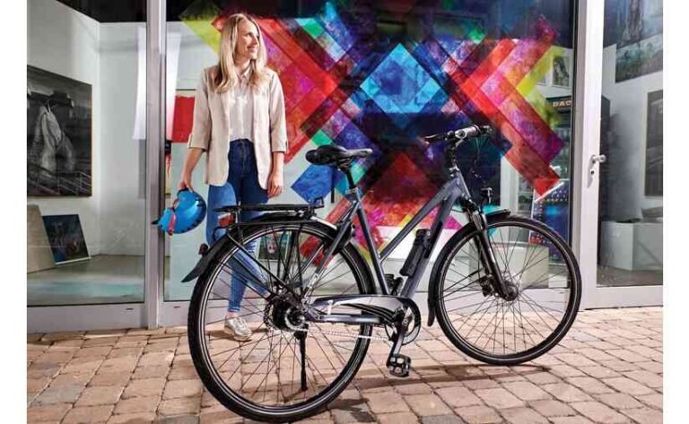 ## TRELOCK FS 480/130 COPS L / X-MOVE Faltschloss Das **TRELOCK FS 480/130 COPS L / X-MOVE Faltschloss** ist ein robustes und vielseitiges Fahrradschloss für alle, die ihr Fahrrad oder E-Bike im Alltag zuverlässig sichern möchten. Mit einer Länge von **130 cm** bietet das Faltschloss ausreichend Spielraum, um das Fahrrad bequem an festen Gegenständen wie Fahrradständern, Laternen oder geeigneten Fahrradparkplätzen anzuschließen. Die lange Ausführung ist außerdem besonders praktisch, wenn mehrere Fahrräder miteinander gesichert werden sollen. ### Hohe Sicherheit durch gehärteten Stahl Ein zentraler Bestandteil des FS 480 COPS L sind die Schließstäbe aus **gehärtetem Stahl**. Die einzelnen Elemente lassen sich platzsparend zusammenfalten und bei Bedarf auf eine Länge von bis zu 130 cm ausklappen. Dadurch kombiniert das Schloss eine kompakte Transportform mit einer großzügigen Reichweite beim Abschließen. Für zusätzlichen Schutz sind die Schließstäbe mit einer **gummierten Oberfläche** versehen. Diese schützt nicht nur die einzelnen Elemente, sondern hilft auch dabei, den Fahrradrahmen vor Kratzern und Beschädigungen während des Anschließens zu bewahren. ### TRELOCK Security Level 12 Das **FS 480 COPS L** verfügt laut aktueller Produktseite über die **TRELOCK Sicherheitsstufe 12**. Außerdem ist das Schloss nach **Varefakta** und **Sold Secure Bronze** zertifiziert. Damit eignet es sich insbesondere für die Sicherung von Fahrrädern und E-Bikes im täglichen Gebrauch. Dank seiner Konstruktion ist das Faltschloss auch für **E-Bikes geeignet**. Die Kombination aus gehärtetem Stahl, geschütztem Schließzylinder und stabilem Faltschlossdesign bietet eine praktische Sicherheitslösung für den Alltag. ### 360° drehbarer Schlosskopf Für eine komfortable Bedienung verfügt das FS 480 COPS L über einen **um 360° drehbaren Schließbereich am Schlosskopf**. Dadurch lässt sich das Schloss beim Anschließen flexibler positionieren. Besonders wenn der verfügbare Platz am Fahrradständer begrenzt ist, kann diese Konstruktion die Handhabung erleichtern. Der **IN-X®-Zylinder** wird durch eine Schutzkappe vor Staub und Schmutz geschützt. Zusätzlich verfügt das Schloss über einen **Wendeschlüssel**, der beidseitig verwendet werden kann und dadurch das Einführen in den Zylinder erleichtert. Im Lieferumfang sind **zwei Schlüssel** enthalten. ### Praktische X-MOVE-Halterung Ein weiterer Vorteil ist die mitgelieferte **X-MOVE-Halterung**. Sie wurde entwickelt, um das zusammengefaltete Schloss sicher am Fahrrad zu transportieren und störendes Klappern beziehungsweise Rütteln während der Fahrt zu reduzieren. Die Halterung kann an vorhandenen **Flaschenhalteraufnahmen** montiert werden. Alternativ ist eine Befestigung am Rahmen mit Straps möglich. Dadurch lässt sich die Transportlösung an unterschiedliche Fahrradtypen anpassen. ### Kompakt beim Transport Obwohl das Schloss im ausgeklappten Zustand eine Länge von 130 cm erreicht, lässt es sich für den Transport kompakt zusammenfalten. Die offizielle Produktangabe nennt eine Transportgröße von etwa **220 × 80 × 45 mm**. Das macht das FS 480 COPS L zu einer interessanten Alternative für Radfahrer, die eine größere Reichweite beim Anschließen benötigen, ohne ein langes Bügelschloss oder eine schwere Kette mitführen zu wollen. Das angegebene Produktgewicht beträgt rund **1.575 g**. Damit richtet sich das Schloss vor allem an Nutzer, für die ein hohes Maß an Sicherheit wichtiger ist als ein möglichst geringes Transportgewicht. ### Geeignet für Alltag und E-Bike Das **TRELOCK FS 480/130 COPS L / X-MOVE** eignet sich hervorragend für den täglichen Einsatz in der Stadt, auf dem Weg zur Arbeit, beim Einkauf oder während einer Fahrradtour. Die Länge von 130 cm erleichtert das Anschließen an feste Gegenstände und bietet zusätzliche Flexibilität bei der Wahl des Abstellplatzes. Auch für E-Bikes stellt das Faltschloss eine geeignete Lösung dar. Gerade bei hochwertigen Fahrrädern und E-Bikes ist eine zuverlässige Sicherung wichtig, wenn das Fahrrad vorübergehend unbeaufsichtigt bleibt. ### Schutz des Schließzylinders Neben den stabilen Schließstäben wurde auch der Schließmechanismus auf eine praktische Nutzung im Alltag ausgelegt. Der **IN-X®-Zylinder** ist mit einer Schutzkappe ausgestattet, die ihn vor Staub und Schmutz schützt. Zusätzlich bietet das Schloss einen **Aufbohrschutz**. Diese Eigenschaften tragen dazu bei, den Schließmechanismus auch bei regelmäßiger Nutzung zuverlässig funktionsfähig zu halten. ### Technische Daten * **Modell:** TRELOCK FS 480 COPS L / X-MOVE * **Schlossart:** Faltschloss * **Länge:** 130 cm * **Farbe:** Schwarz * **Material:** gehärteter Stahl * **Schließstäbe:** gummiert * **Sicherheitsstufe:** 12 * **Zylinder:** IN-X® * **Schließmechanismus:** Schlüssel * **Schlüssel:** 2 Wendeschlüssel * **Schlosskopf:** 360° drehbarer Schließbereich * **Zylinderabdeckung:** vorhanden * **Aufbohrschutz:** vorhanden * **Halterung:** X-MOVE inklusive * **Montage:** Flaschenhalteraufnahme oder Rahmen mit Straps * **E-Bike geeignet:** Ja * **Gewicht:** ca. 1.575 g * **Transportabmessungen:** ca. 220 × 80 × 45 mm * **Zertifizierungen:** Varefakta und Sold Secure Bronze * **GTIN:** 4016167070639 ### Fazit Das **TRELOCK FS 480/130 COPS L / X-MOVE Faltschloss** verbindet eine hohe Sicherheitsausstattung mit einer praktischen und platzsparenden Bauweise. Die 130 cm lange Konstruktion aus gehärtetem Stahl ermöglicht ein flexibles Anschließen, während die gummierten Schließstäbe den Fahrradrahmen vor Kratzern schützen können. Der 360° drehbare Schlosskopf, der geschützte IN-X®-Zylinder, der Wendeschlüssel und die praktische X-MOVE-Halterung sorgen für eine komfortable Nutzung im Alltag. Dank seiner E-Bike-Eignung und der langen Ausführung eignet sich das Schloss besonders für hochwertige Fahrräder, E-Bikes und Nutzer, die beim Abstellen ihres Fahrrads Wert auf eine solide und flexible Sicherung legen.