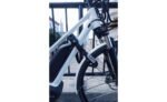 ## ABUS Steel-O-Chain XPlus 9809K/110 – Robustes Kettenschloss für hohe Sicherheit Das **ABUS Steel-O-Chain XPlus 9809K/110 Kettenschloss** ist eine robuste und vielseitige Sicherheitslösung für Fahrräder, E-Bikes, Motorräder und E-Scooter. Mit seiner **110 cm langen Vierkantkette**, dem hochwertigen **XPlus-Schließzylinder** und einem ABUS-Sicherheitslevel von **12 von 15** bietet das Schloss einen starken Schutz bei erhöhtem Diebstahlrisiko. ### Robuste 9-mm-Kette aus gehärtetem Stahl Das Herzstück des **ABUS Steel-O-Chain XPlus 9809K/110** ist die 9 mm starke Vierkantkette. Die Kette sowie das Schlossgehäuse und die tragenden Teile des Verriegelungsmechanismus bestehen aus speziell gehärtetem Stahl. Dadurch verfügt das Kettenschloss über eine solide Konstruktion, die das gewaltsame Öffnen deutlich erschwert. Die Länge von **110 cm** bietet außerdem ausreichend Spielraum, um das Fahrrad an einem festen Gegenstand anzuschließen. Gleichzeitig bleibt das Schloss vielseitig einsetzbar, beispielsweise beim sicheren Abstellen eines Fahrrads im Alltag oder beim Sichern eines hochwertigen E-Bikes. ### ABUS XPlus-Zylinder für hohen Manipulationsschutz Ein besonderes Merkmal ist der integrierte **ABUS XPlus-Zylinder**. Dieser wurde speziell entwickelt, um einen besonders hohen Schutz gegen Manipulationsversuche wie Picking zu bieten. Dadurch wird das Schloss nicht nur durch die massive Kette, sondern auch durch den hochwertigen Schließmechanismus geschützt. Zum Lieferumfang gehören **zwei Schlüssel**, sodass ein Ersatzschlüssel zur Verfügung steht. Zusätzlich verfügt das Schlüsselloch über eine automatische Abdeckung. Diese schützt den Schließbereich vor Schmutz und trägt dazu bei, das Eindringen von Feuchtigkeit und damit verbundene Korrosion zu reduzieren. ### Textilummantelung schützt den Fahrradrahmen Trotz seiner robusten Stahlkonstruktion wurde bei der Entwicklung auch auf den Schutz des Fahrrads geachtet. Deshalb ist die Stahlkette mit einem **Textilschlauch** ummantelt. Dieser schützt den Fahrradlack vor direkten Kontakten mit den Metallgliedern und sorgt gleichzeitig für eine angenehmere Handhabung. Somit verbindet das Kettenschloss eine widerstandsfähige Konstruktion mit einer fahrradfreundlichen Oberfläche. ### Für Fahrräder, E-Bikes und weitere Fahrzeuge Das **ABUS Steel-O-Chain XPlus 9809K/110** eignet sich besonders für die Sicherung hochwertiger Fahrräder und E-Bikes. ABUS empfiehlt die Serie außerdem für Motorräder und E-Scooter. Gerade bei Fahrzeugen mit höherem Anschaffungswert ist ein stabiles Schloss eine wichtige Ergänzung zu weiteren Sicherheitsmaßnahmen. Die 110-cm-Ausführung bietet dabei einen guten Kompromiss zwischen Reichweite und Handhabung. Das Schloss kann verwendet werden, um Rahmen und Laufrad beziehungsweise das Fahrzeug mit einem geeigneten festen Objekt zu verbinden. ### ABUS Sicherheitslevel 12/15 Das **Steel-O-Chain 9809K** ist mit dem **ABUS-Sicherheitslevel 12 von 15** eingestuft. Damit positioniert sich das Kettenschloss im höheren Sicherheitsbereich des ABUS-Systems und ist laut Hersteller für Situationen mit erhöhtem Diebstahlrisiko geeignet. Wichtig ist dennoch, das Fahrrad möglichst an einem stabilen und fest verankerten Gegenstand anzuschließen. Ein hochwertiges Schloss kann seine Schutzwirkung nur dann optimal entfalten, wenn auch der Anschließpunkt entsprechend stabil ist. ### Technische Daten | Eigenschaft | Details | | -------------------- | ---------------------------- | | **Modell** | ABUS Steel-O-Chain 9809K/110 | | **Schlosstyp** | Kettenschloss | | **Kettenstärke** | 9 mm | | **Kettenlänge** | 110 cm | | **Zylinder** | ABUS XPlus | | **Verschlussart** | Schlüssel | | **Anzahl Schlüssel** | 2 | | **Sicherheitslevel** | ABUS 12/15 | | **Material** | Speziell gehärteter Stahl | | **Farbe** | Schwarz | | **Alarmfunktion** | Nein | | **Gewicht** | ca. 2.524 g | | **EAN** | 4003318955495 | Die technischen Angaben entsprechen den aktuellen Herstellerdaten von ABUS. ### Fazit Das **ABUS Steel-O-Chain XPlus 9809K/110 Kettenschloss** ist eine ausgezeichnete Wahl für alle, die Wert auf eine robuste und vielseitig einsetzbare Fahrradsicherung legen. Die **9 mm starke Vierkantkette aus speziell gehärtetem Stahl**, der **ABUS XPlus-Zylinder**, die **110 cm Länge** und das **Sicherheitslevel 12/15** machen das Schloss zu einer zuverlässigen Lösung für hochwertige Fahrräder und E-Bikes. Darüber hinaus sorgt die textile Ummantelung dafür, dass der Fahrradrahmen besser vor Kratzern geschützt wird. Die automatische Schlüssellochabdeckung bietet zusätzlichen Schutz vor Schmutz und Korrosion. Wer ein solides Kettenschloss für den täglichen Einsatz, längere Abstellzeiten oder Gegenden mit erhöhtem Diebstahlrisiko sucht, findet im **ABUS Steel-O-Chain XPlus 9809K/110** eine leistungsfähige Sicherheitslösung. **Kurz gesagt:** robust, vielseitig, 110 cm lang und mit hochwertigem XPlus-Zylinder ausgestattet – ideal für die zusätzliche Absicherung von Fahrrad, E-Bike und anderen Zweirädern.
