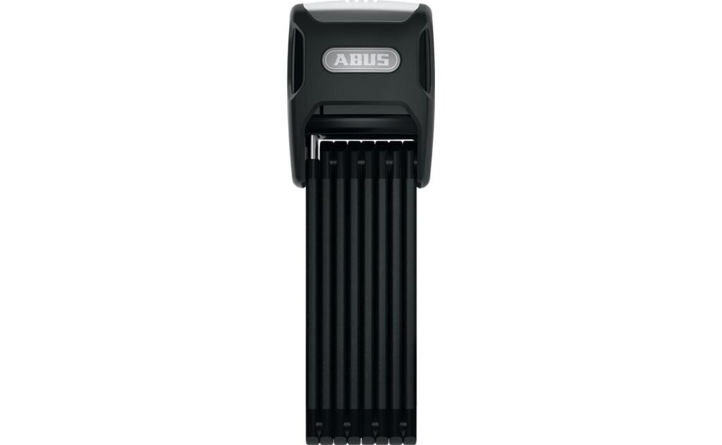 ## ABUS Bordo Big Alarm 6000KA/120 SH Faltschloss Das **ABUS Bordo Big Alarm 6000KA/120 SH Faltschloss** kombiniert die bewährte Konstruktion der ABUS-BORDO-Familie mit einer integrierten Alarmfunktion und bietet damit eine besonders interessante Sicherheitslösung für hochwertige Fahrräder und E-Bikes. Mit einer Länge von **120 cm** ermöglicht das Faltschloss ein komfortables Anschließen des Fahrrads an festen Gegenständen. Gleichzeitig lässt es sich nach der Verwendung platzsparend zusammenfalten und mit der mitgelieferten SH-Halterung direkt am Fahrrad transportieren. ### Hoher Schutz durch stabile Konstruktion Das Schloss besteht aus miteinander verbundenen Schließstäben, die durch spezielle Nieten miteinander verbunden sind. Diese Konstruktion verbindet die hohe Widerstandsfähigkeit eines Faltschlosses mit der Flexibilität, die beim Anschließen eines Fahrrads im Alltag benötigt wird. Darüber hinaus bietet die Länge von **120 cm** viel Spielraum. Dadurch lässt sich das Fahrrad nicht nur an kleineren festen Objekten befestigen, sondern auch komfortabler an größeren Fahrradständern, Laternen oder anderen geeigneten Anschließmöglichkeiten sichern. ### Integrierte Alarmfunktion Eine besondere Eigenschaft des **ABUS Bordo Big Alarm 6000KA/120 SH** ist die integrierte elektronische Alarmfunktion. Sie bietet eine zusätzliche Schutzebene und kann dazu beitragen, Manipulations- oder Diebstahlversuche frühzeitig aufmerksam zu machen. Das Schloss verfügt über akustische Signale, die unter anderem den Batterie- und Aktivitätsstatus anzeigen. Für den Transport gibt es außerdem eine praktische Transportposition: Wird der Schließstab nicht vollständig eingesteckt, bleibt die Alarmfunktion deaktiviert. Wird der Schließstab dagegen vollständig eingesteckt und das Schloss abgeschlossen, wird die Alarmfunktion aktiviert. ### ABUS XPlus-Zylinder Für zusätzlichen Schutz ist das Faltschloss mit einem **ABUS XPlus-Zylinder** ausgestattet. Dieser wurde speziell entwickelt, um einen hohen Schutz gegen Manipulationsversuche wie beispielsweise Picking zu bieten. Damit eignet sich das Schloss besonders für Nutzer, die ihr hochwertiges Fahrrad oder E-Bike regelmäßig im öffentlichen Raum abstellen und Wert auf ein erhöhtes Sicherheitsniveau legen. ### Praktische SH-Halterung Zum Lieferumfang gehört die **SH-Schlosshalterung**, mit der das Faltschloss bequem am Fahrrad transportiert werden kann. Dadurch muss das relativ schwere Schloss nicht während der gesamten Fahrt in einem Rucksack oder einer Tasche mitgeführt werden. Nach dem Abschließen kann das Faltschloss wieder zusammengefaltet und in der Halterung befestigt werden. Somit bleibt es während der Fahrt ordentlich verstaut und ist bei Bedarf schnell wieder verfügbar. ### Geeignet für hochwertige Fahrräder und E-Bikes ABUS empfiehlt das **Bordo Big Alarm 6000KA/120 SH** insbesondere zur Absicherung guter und hochwertiger Zweiräder bei erhöhtem Diebstahlrisiko. Mit einem Gewicht von etwa **1.700 g** bietet das Schloss eine robuste Sicherheitslösung, wobei das höhere Gewicht durch die zusätzliche Alarmtechnik und die stabile Konstruktion bedingt ist. Die schwarze Ausführung sorgt gleichzeitig für ein dezentes Erscheinungsbild und passt optisch zu zahlreichen Fahrradtypen. ### Technische Daten * **Modell:** ABUS Bordo Big Alarm 6000KA/120 * **Produkttyp:** Faltschloss mit Alarmfunktion * **Farbe:** Schwarz * **Schließart:** Schlüssel * **Länge:** 120 cm * **Zylinder:** ABUS XPlus * **Alarmfunktion:** Ja * **Gewicht:** ca. 1.700 g * **Halterung:** SH-Halterung inklusive * **EAN:** 4003318620904 ### Fazit Das **ABUS Bordo Big Alarm 6000KA/120 SH Faltschloss** ist eine vielseitige Sicherheitslösung für Radfahrer, die ihr Fahrrad mit einem zusätzlichen akustischen Schutzmechanismus sichern möchten. Die Kombination aus stabilen Faltschlossstäben, **120 cm Länge**, **ABUS XPlus-Zylinder**, integrierter Alarmfunktion und praktischer SH-Halterung macht es besonders interessant für hochwertige Fahrräder und E-Bikes. Dank der faltbaren Konstruktion lässt sich das Schloss flexibel einsetzen und anschließend platzsparend am Fahrrad transportieren. Gleichzeitig sorgt die Alarmfunktion für eine zusätzliche Abschreckung bei Manipulationsversuchen. Wer Wert auf eine Kombination aus **Sicherheit, Flexibilität und komfortablem Transport** legt, erhält mit diesem ABUS-Faltschloss eine durchdachte Lösung für den täglichen Einsatz. **Hinweis:** Die technischen Angaben beziehen sich auf die von ABUS ausgewiesene Version **BORDO Big Alarm 6000KA/120 schwarz + Halter SH**. Technische Änderungen durch den Hersteller sind grundsätzlich möglich. Das **ABUS Bordo Big Alarm 6000KA/120 SH Faltschloss** kombiniert die bewährte Konstruktion der ABUS-BORDO-Familie mit einer integrierten Alarmfunktion und bietet damit eine besonders interessante Sicherheitslösung für hochwertige Fahrräder und E-Bikes. Mit einer Länge von **120 cm** ermöglicht das Faltschloss ein komfortables Anschließen des Fahrrads an festen Gegenständen. Gleichzeitig lässt es sich nach der Verwendung platzsparend zusammenfalten und mit der mitgelieferten SH-Halterung direkt am Fahrrad transportieren. ### Hoher Schutz durch stabile Konstruktion Das Schloss besteht aus miteinander verbundenen Schließstäben, die durch spezielle Nieten miteinander verbunden sind. Diese Konstruktion verbindet die hohe Widerstandsfähigkeit eines Faltschlosses mit der Flexibilität, die beim Anschließen eines Fahrrads im Alltag benötigt wird. Darüber hinaus bietet die Länge von **120 cm** viel Spielraum. Dadurch lässt sich das Fahrrad nicht nur an kleineren festen Objekten befestigen, sondern auch komfortabler an größeren Fahrradständern, Laternen oder anderen geeigneten Anschließmöglichkeiten sichern. ### Integrierte Alarmfunktion Eine besondere Eigenschaft des **ABUS Bordo Big Alarm 6000KA/120 SH** ist die integrierte elektronische Alarmfunktion. Sie bietet eine zusätzliche Schutzebene und kann dazu beitragen, Manipulations- oder Diebstahlversuche frühzeitig aufmerksam zu machen. Das Schloss verfügt über akustische Signale, die unter anderem den Batterie- und Aktivitätsstatus anzeigen. Für den Transport gibt es außerdem eine praktische Transportposition: Wird der Schließstab nicht vollständig eingesteckt, bleibt die Alarmfunktion deaktiviert. Wird der Schließstab dagegen vollständig eingesteckt und das Schloss abgeschlossen, wird die Alarmfunktion aktiviert. ### ABUS XPlus-Zylinder Für zusätzlichen Schutz ist das Faltschloss mit einem **ABUS XPlus-Zylinder** ausgestattet. Dieser wurde speziell entwickelt, um einen hohen Schutz gegen Manipulationsversuche wie beispielsweise Picking zu bieten. Damit eignet sich das Schloss besonders für Nutzer, die ihr hochwertiges Fahrrad oder E-Bike regelmäßig im öffentlichen Raum abstellen und Wert auf ein erhöhtes Sicherheitsniveau legen. ### Praktische SH-Halterung Zum Lieferumfang gehört die **SH-Schlosshalterung**, mit der das Faltschloss bequem am Fahrrad transportiert werden kann. Dadurch muss das relativ schwere Schloss nicht während der gesamten Fahrt in einem Rucksack oder einer Tasche mitgeführt werden. Nach dem Abschließen kann das Faltschloss wieder zusammengefaltet und in der Halterung befestigt werden. Somit bleibt es während der Fahrt ordentlich verstaut und ist bei Bedarf schnell wieder verfügbar. ### Geeignet für hochwertige Fahrräder und E-Bikes ABUS empfiehlt das **Bordo Big Alarm 6000KA/120 SH** insbesondere zur Absicherung guter und hochwertiger Zweiräder bei erhöhtem Diebstahlrisiko. Mit einem Gewicht von etwa **1.700 g** bietet das Schloss eine robuste Sicherheitslösung, wobei das höhere Gewicht durch die zusätzliche Alarmtechnik und die stabile Konstruktion bedingt ist. Die schwarze Ausführung sorgt gleichzeitig für ein dezentes Erscheinungsbild und passt optisch zu zahlreichen Fahrradtypen. ### Technische Daten * **Modell:** ABUS Bordo Big Alarm 6000KA/120 * **Produkttyp:** Faltschloss mit Alarmfunktion * **Farbe:** Schwarz * **Schließart:** Schlüssel * **Länge:** 120 cm * **Zylinder:** ABUS XPlus * **Alarmfunktion:** Ja * **Gewicht:** ca. 1.700 g * **Halterung:** SH-Halterung inklusive * **EAN:** 4003318620904 ### Fazit Das **ABUS Bordo Big Alarm 6000KA/120 SH Faltschloss** ist eine vielseitige Sicherheitslösung für Radfahrer, die ihr Fahrrad mit einem zusätzlichen akustischen Schutzmechanismus sichern möchten. Die Kombination aus stabilen Faltschlossstäben, **120 cm Länge**, **ABUS XPlus-Zylinder**, integrierter Alarmfunktion und praktischer SH-Halterung macht es besonders interessant für hochwertige Fahrräder und E-Bikes. Dank der faltbaren Konstruktion lässt sich das Schloss flexibel einsetzen und anschließend platzsparend am Fahrrad transportieren. Gleichzeitig sorgt die Alarmfunktion für eine zusätzliche Abschreckung bei Manipulationsversuchen. Wer Wert auf eine Kombination aus **Sicherheit, Flexibilität und komfortablem Transport** legt, erhält mit diesem ABUS-Faltschloss eine durchdachte Lösung für den täglichen Einsatz. **Hinweis:** Die technischen Angaben beziehen sich auf die von ABUS ausgewiesene Version **BORDO Big Alarm 6000KA/120 schwarz + Halter SH**. Technische Änderungen durch den Hersteller sind grundsätzlich möglich.