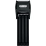 ## ABUS Bordo Big Alarm 6000KA/120 SH Faltschloss Das **ABUS Bordo Big Alarm 6000KA/120 SH Faltschloss** kombiniert die bewährte Konstruktion der ABUS-BORDO-Familie mit einer integrierten Alarmfunktion und bietet damit eine besonders interessante Sicherheitslösung für hochwertige Fahrräder und E-Bikes. Mit einer Länge von **120 cm** ermöglicht das Faltschloss ein komfortables Anschließen des Fahrrads an festen Gegenständen. Gleichzeitig lässt es sich nach der Verwendung platzsparend zusammenfalten und mit der mitgelieferten SH-Halterung direkt am Fahrrad transportieren. ### Hoher Schutz durch stabile Konstruktion Das Schloss besteht aus miteinander verbundenen Schließstäben, die durch spezielle Nieten miteinander verbunden sind. Diese Konstruktion verbindet die hohe Widerstandsfähigkeit eines Faltschlosses mit der Flexibilität, die beim Anschließen eines Fahrrads im Alltag benötigt wird. Darüber hinaus bietet die Länge von **120 cm** viel Spielraum. Dadurch lässt sich das Fahrrad nicht nur an kleineren festen Objekten befestigen, sondern auch komfortabler an größeren Fahrradständern, Laternen oder anderen geeigneten Anschließmöglichkeiten sichern. ### Integrierte Alarmfunktion Eine besondere Eigenschaft des **ABUS Bordo Big Alarm 6000KA/120 SH** ist die integrierte elektronische Alarmfunktion. Sie bietet eine zusätzliche Schutzebene und kann dazu beitragen, Manipulations- oder Diebstahlversuche frühzeitig aufmerksam zu machen. Das Schloss verfügt über akustische Signale, die unter anderem den Batterie- und Aktivitätsstatus anzeigen. Für den Transport gibt es außerdem eine praktische Transportposition: Wird der Schließstab nicht vollständig eingesteckt, bleibt die Alarmfunktion deaktiviert. Wird der Schließstab dagegen vollständig eingesteckt und das Schloss abgeschlossen, wird die Alarmfunktion aktiviert. ### ABUS XPlus-Zylinder Für zusätzlichen Schutz ist das Faltschloss mit einem **ABUS XPlus-Zylinder** ausgestattet. Dieser wurde speziell entwickelt, um einen hohen Schutz gegen Manipulationsversuche wie beispielsweise Picking zu bieten. Damit eignet sich das Schloss besonders für Nutzer, die ihr hochwertiges Fahrrad oder E-Bike regelmäßig im öffentlichen Raum abstellen und Wert auf ein erhöhtes Sicherheitsniveau legen. ### Praktische SH-Halterung Zum Lieferumfang gehört die **SH-Schlosshalterung**, mit der das Faltschloss bequem am Fahrrad transportiert werden kann. Dadurch muss das relativ schwere Schloss nicht während der gesamten Fahrt in einem Rucksack oder einer Tasche mitgeführt werden. Nach dem Abschließen kann das Faltschloss wieder zusammengefaltet und in der Halterung befestigt werden. Somit bleibt es während der Fahrt ordentlich verstaut und ist bei Bedarf schnell wieder verfügbar. ### Geeignet für hochwertige Fahrräder und E-Bikes ABUS empfiehlt das **Bordo Big Alarm 6000KA/120 SH** insbesondere zur Absicherung guter und hochwertiger Zweiräder bei erhöhtem Diebstahlrisiko. Mit einem Gewicht von etwa **1.700 g** bietet das Schloss eine robuste Sicherheitslösung, wobei das höhere Gewicht durch die zusätzliche Alarmtechnik und die stabile Konstruktion bedingt ist. Die schwarze Ausführung sorgt gleichzeitig für ein dezentes Erscheinungsbild und passt optisch zu zahlreichen Fahrradtypen. ### Technische Daten * **Modell:** ABUS Bordo Big Alarm 6000KA/120 * **Produkttyp:** Faltschloss mit Alarmfunktion * **Farbe:** Schwarz * **Schließart:** Schlüssel * **Länge:** 120 cm * **Zylinder:** ABUS XPlus * **Alarmfunktion:** Ja * **Gewicht:** ca. 1.700 g * **Halterung:** SH-Halterung inklusive * **EAN:** 4003318620904 ### Fazit Das **ABUS Bordo Big Alarm 6000KA/120 SH Faltschloss** ist eine vielseitige Sicherheitslösung für Radfahrer, die ihr Fahrrad mit einem zusätzlichen akustischen Schutzmechanismus sichern möchten. Die Kombination aus stabilen Faltschlossstäben, **120 cm Länge**, **ABUS XPlus-Zylinder**, integrierter Alarmfunktion und praktischer SH-Halterung macht es besonders interessant für hochwertige Fahrräder und E-Bikes. Dank der faltbaren Konstruktion lässt sich das Schloss flexibel einsetzen und anschließend platzsparend am Fahrrad transportieren. Gleichzeitig sorgt die Alarmfunktion für eine zusätzliche Abschreckung bei Manipulationsversuchen. Wer Wert auf eine Kombination aus **Sicherheit, Flexibilität und komfortablem Transport** legt, erhält mit diesem ABUS-Faltschloss eine durchdachte Lösung für den täglichen Einsatz. **Hinweis:** Die technischen Angaben beziehen sich auf die von ABUS ausgewiesene Version **BORDO Big Alarm 6000KA/120 schwarz + Halter SH**. Technische Änderungen durch den Hersteller sind grundsätzlich möglich. Das **ABUS Bordo Big Alarm 6000KA/120 SH Faltschloss** kombiniert die bewährte Konstruktion der ABUS-BORDO-Familie mit einer integrierten Alarmfunktion und bietet damit eine besonders interessante Sicherheitslösung für hochwertige Fahrräder und E-Bikes. Mit einer Länge von **120 cm** ermöglicht das Faltschloss ein komfortables Anschließen des Fahrrads an festen Gegenständen. Gleichzeitig lässt es sich nach der Verwendung platzsparend zusammenfalten und mit der mitgelieferten SH-Halterung direkt am Fahrrad transportieren. ### Hoher Schutz durch stabile Konstruktion Das Schloss besteht aus miteinander verbundenen Schließstäben, die durch spezielle Nieten miteinander verbunden sind. Diese Konstruktion verbindet die hohe Widerstandsfähigkeit eines Faltschlosses mit der Flexibilität, die beim Anschließen eines Fahrrads im Alltag benötigt wird. Darüber hinaus bietet die Länge von **120 cm** viel Spielraum. Dadurch lässt sich das Fahrrad nicht nur an kleineren festen Objekten befestigen, sondern auch komfortabler an größeren Fahrradständern, Laternen oder anderen geeigneten Anschließmöglichkeiten sichern. ### Integrierte Alarmfunktion Eine besondere Eigenschaft des **ABUS Bordo Big Alarm 6000KA/120 SH** ist die integrierte elektronische Alarmfunktion. Sie bietet eine zusätzliche Schutzebene und kann dazu beitragen, Manipulations- oder Diebstahlversuche frühzeitig aufmerksam zu machen. Das Schloss verfügt über akustische Signale, die unter anderem den Batterie- und Aktivitätsstatus anzeigen. Für den Transport gibt es außerdem eine praktische Transportposition: Wird der Schließstab nicht vollständig eingesteckt, bleibt die Alarmfunktion deaktiviert. Wird der Schließstab dagegen vollständig eingesteckt und das Schloss abgeschlossen, wird die Alarmfunktion aktiviert. ### ABUS XPlus-Zylinder Für zusätzlichen Schutz ist das Faltschloss mit einem **ABUS XPlus-Zylinder** ausgestattet. Dieser wurde speziell entwickelt, um einen hohen Schutz gegen Manipulationsversuche wie beispielsweise Picking zu bieten. Damit eignet sich das Schloss besonders für Nutzer, die ihr hochwertiges Fahrrad oder E-Bike regelmäßig im öffentlichen Raum abstellen und Wert auf ein erhöhtes Sicherheitsniveau legen. ### Praktische SH-Halterung Zum Lieferumfang gehört die **SH-Schlosshalterung**, mit der das Faltschloss bequem am Fahrrad transportiert werden kann. Dadurch muss das relativ schwere Schloss nicht während der gesamten Fahrt in einem Rucksack oder einer Tasche mitgeführt werden. Nach dem Abschließen kann das Faltschloss wieder zusammengefaltet und in der Halterung befestigt werden. Somit bleibt es während der Fahrt ordentlich verstaut und ist bei Bedarf schnell wieder verfügbar. ### Geeignet für hochwertige Fahrräder und E-Bikes ABUS empfiehlt das **Bordo Big Alarm 6000KA/120 SH** insbesondere zur Absicherung guter und hochwertiger Zweiräder bei erhöhtem Diebstahlrisiko. Mit einem Gewicht von etwa **1.700 g** bietet das Schloss eine robuste Sicherheitslösung, wobei das höhere Gewicht durch die zusätzliche Alarmtechnik und die stabile Konstruktion bedingt ist. Die schwarze Ausführung sorgt gleichzeitig für ein dezentes Erscheinungsbild und passt optisch zu zahlreichen Fahrradtypen. ### Technische Daten * **Modell:** ABUS Bordo Big Alarm 6000KA/120 * **Produkttyp:** Faltschloss mit Alarmfunktion * **Farbe:** Schwarz * **Schließart:** Schlüssel * **Länge:** 120 cm * **Zylinder:** ABUS XPlus * **Alarmfunktion:** Ja * **Gewicht:** ca. 1.700 g * **Halterung:** SH-Halterung inklusive * **EAN:** 4003318620904 ### Fazit Das **ABUS Bordo Big Alarm 6000KA/120 SH Faltschloss** ist eine vielseitige Sicherheitslösung für Radfahrer, die ihr Fahrrad mit einem zusätzlichen akustischen Schutzmechanismus sichern möchten. Die Kombination aus stabilen Faltschlossstäben, **120 cm Länge**, **ABUS XPlus-Zylinder**, integrierter Alarmfunktion und praktischer SH-Halterung macht es besonders interessant für hochwertige Fahrräder und E-Bikes. Dank der faltbaren Konstruktion lässt sich das Schloss flexibel einsetzen und anschließend platzsparend am Fahrrad transportieren. Gleichzeitig sorgt die Alarmfunktion für eine zusätzliche Abschreckung bei Manipulationsversuchen. Wer Wert auf eine Kombination aus **Sicherheit, Flexibilität und komfortablem Transport** legt, erhält mit diesem ABUS-Faltschloss eine durchdachte Lösung für den täglichen Einsatz. **Hinweis:** Die technischen Angaben beziehen sich auf die von ABUS ausgewiesene Version **BORDO Big Alarm 6000KA/120 schwarz + Halter SH**. Technische Änderungen durch den Hersteller sind grundsätzlich möglich.